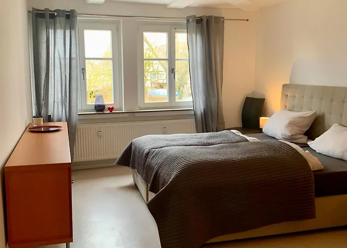 Photo de 2 Wohnungen Auf Einer Ebene - 4 Schlafzimmer, 2 Baeder, Gemuetliches Wohnzimmer, Grosser Esstisch, Parkplaetze Wolfhagen